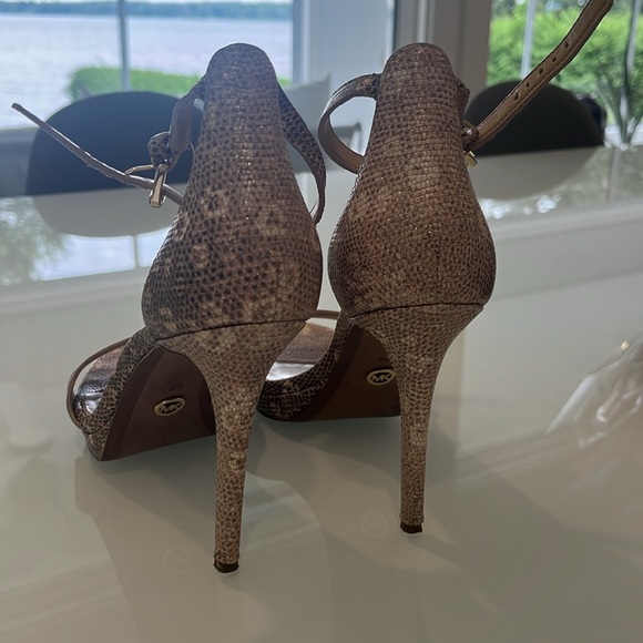 MICHAEL KORS light sparkly DETAIL SANDALS - Picture 2 of 4